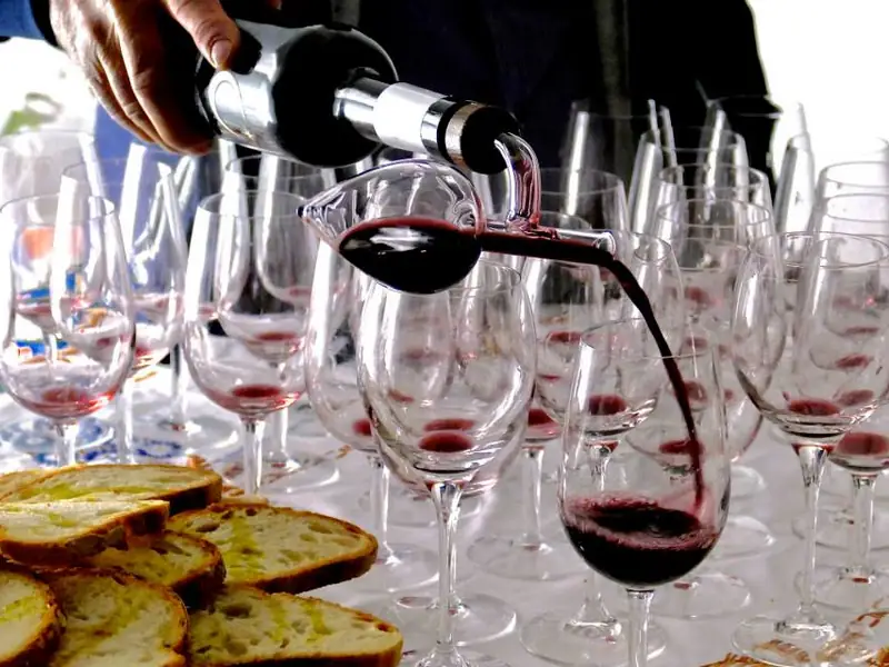 Vino versato nei calici durante una degustazione